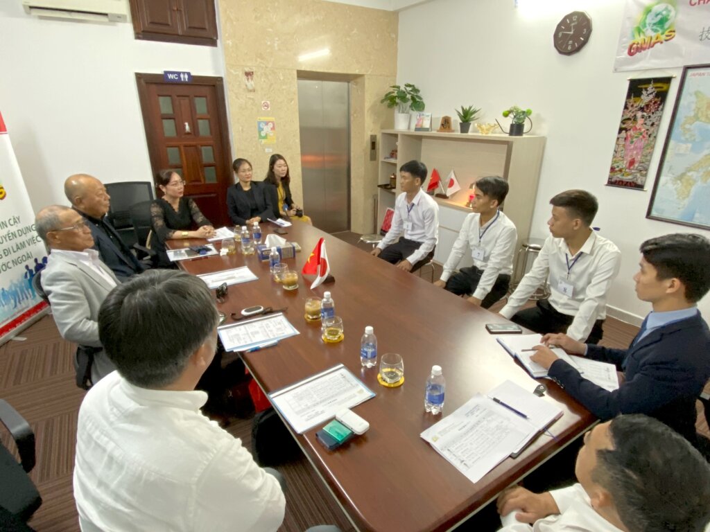 日本側関係者とベトナムの候補者たちが机を囲み協議する様子